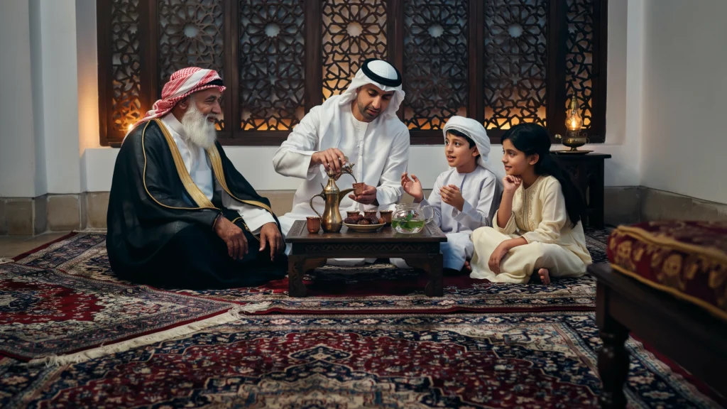 مجلس عائلي سعودي يستمع لرأي الطفل — بناء الثقة بالنفس عبر الحوار