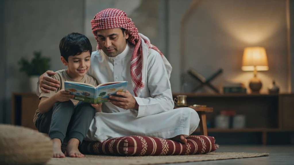 أب سعودي يقرأ قصة لابنه الأكبر لتخصيص وقت فردي وتقليل الغيرة بين الإخوة