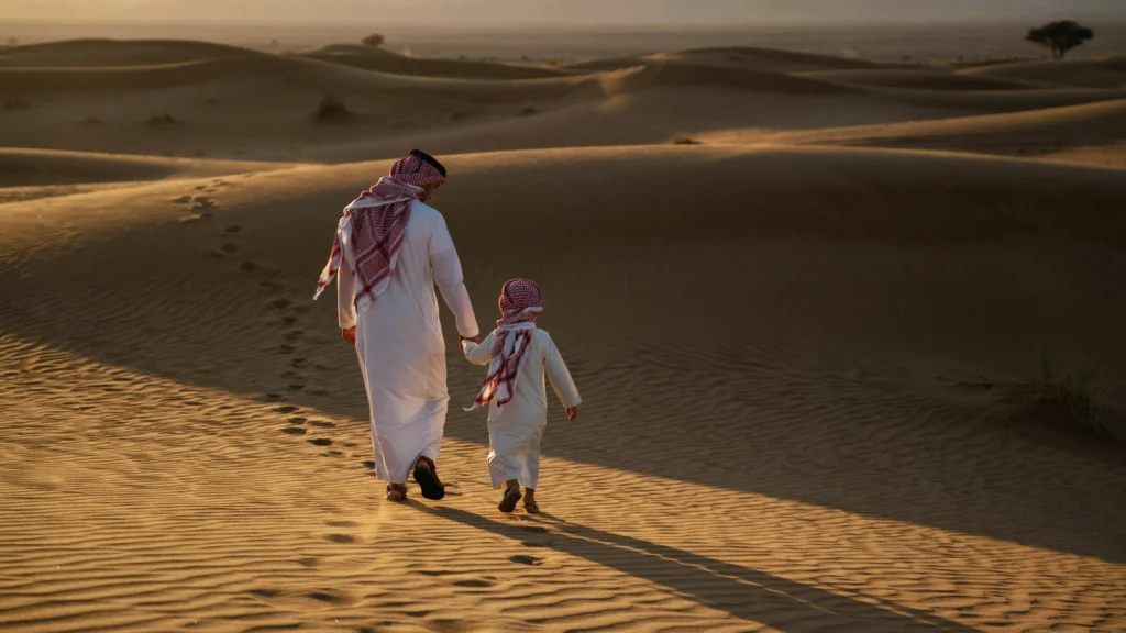 الأب يعلّم ابنه المغامرة والاستكشاف في الصحراء - دور الأب في التربية
