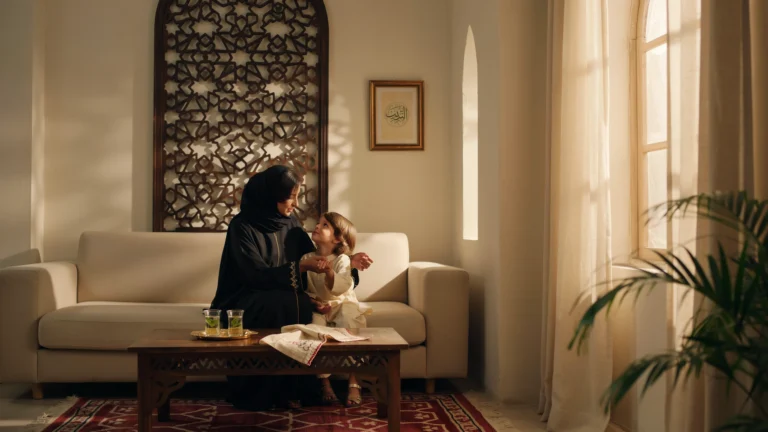 أساليب التربية - أم وطفلها في حوار أسري دافئ