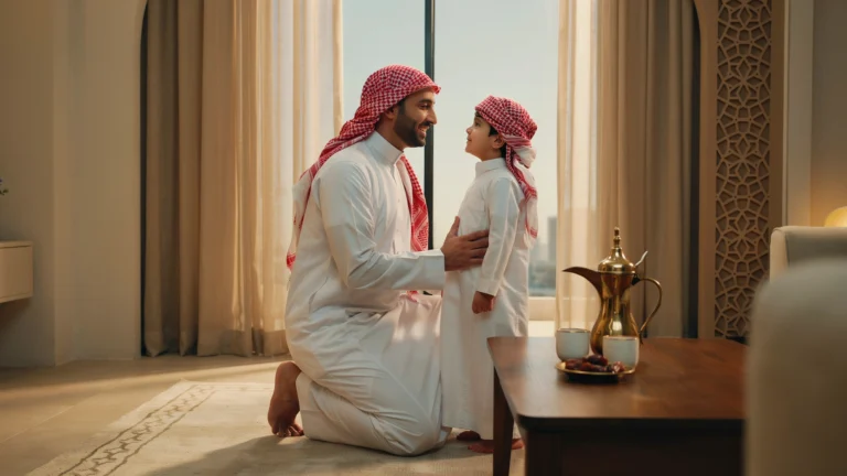 التعزيز الإيجابي بين الأب وابنه من خلال النظرة والابتسامة