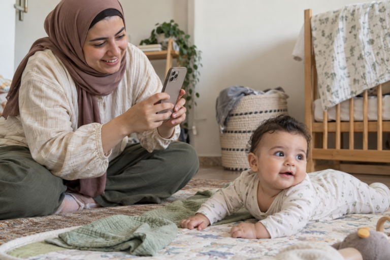 أم عربية تصور رضيعها المستيقظ في لحظة منزلية عفوية لتوثيق سنته الأولى
